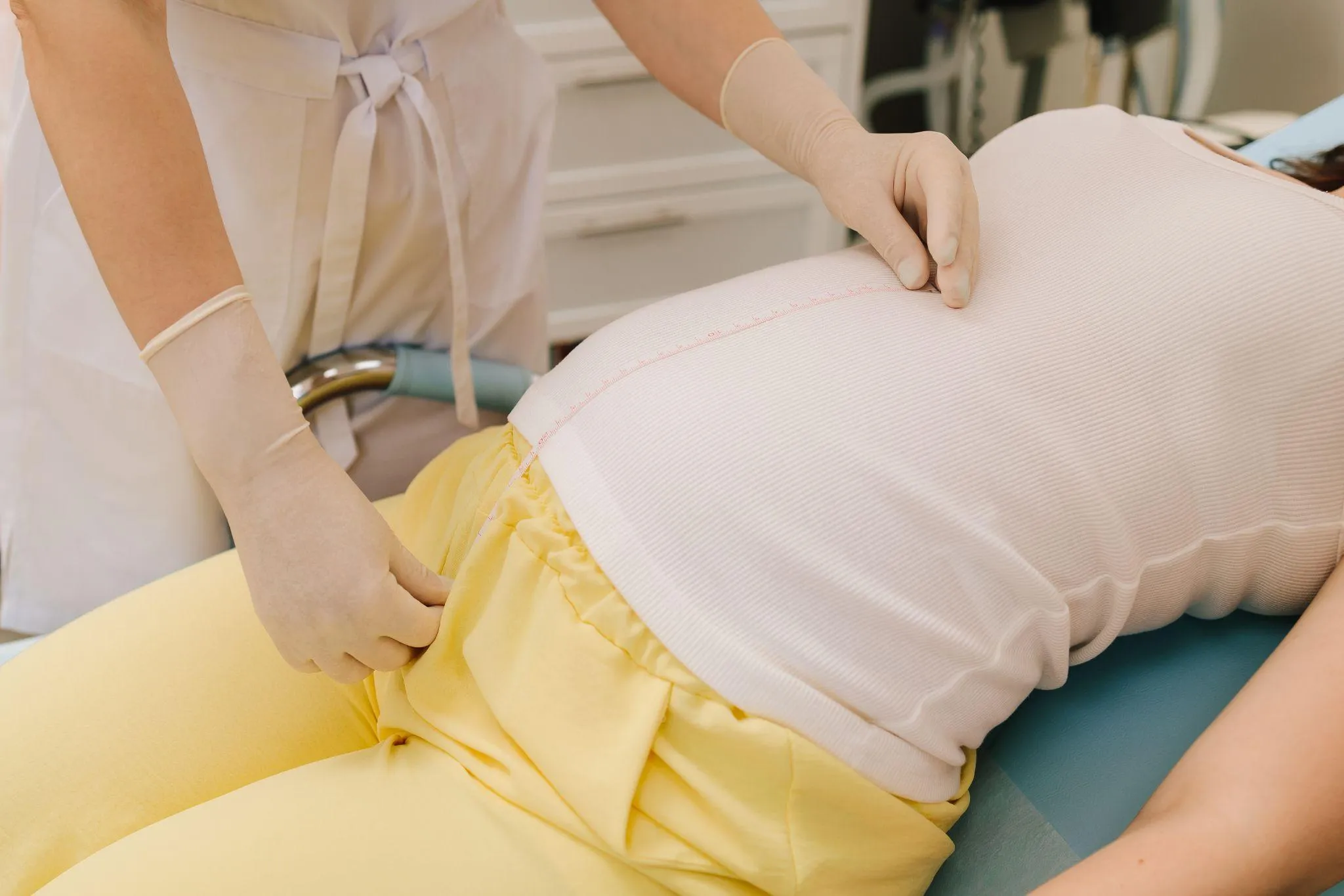 妊婦健診で行う子宮底長とは？測定の目的と平均値を医師が解説